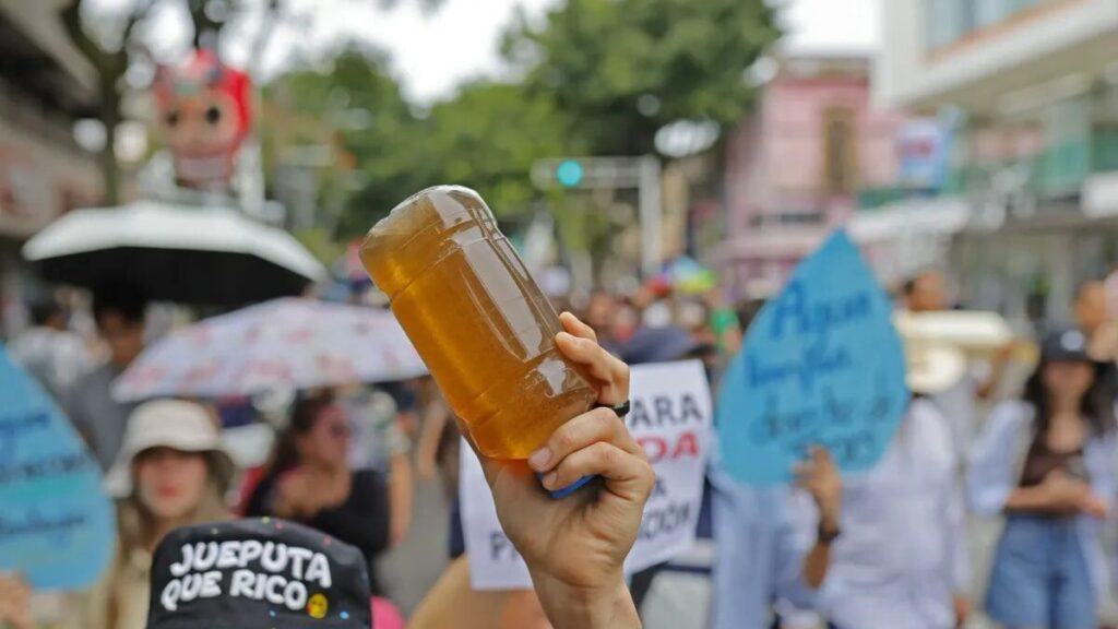 La indignación ciudadana por el agua sucia pone a prueba la gobernanza de Pablo Lemus en Guadalajara