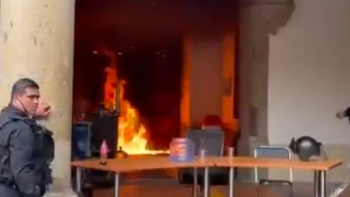 puntoielector com vandalismo y fuego en la puerta del congreso de ja